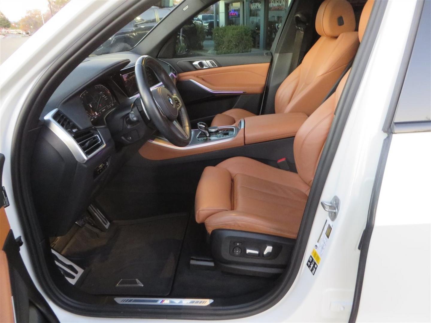 2022 White /BROWN BMW X5 xDrive40i (5UXCR6C08N9) with an 3.0L L6 DOHC 24V engine, 8A transmission, located at 2630 Grass Valley Highway, Auburn, CA, 95603, (530) 508-5100, 38.937893, -121.095482 - Photo#14